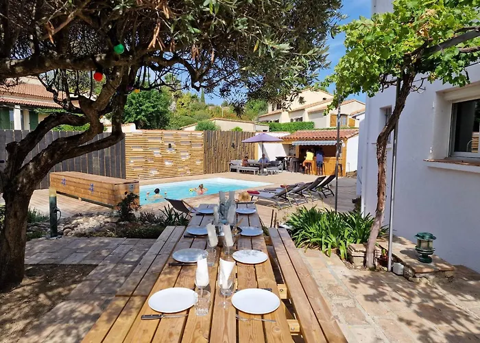 Poussan, Villa Des Oliviers, Superbe Villa Classe